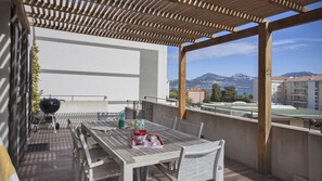 Outdoor dining - appartement  Serra  : Calvi centre, 300m de la page et du port terrasse bbq (Calvi)