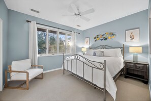 6 bedrooms, desk, iron/ironing board, internet
