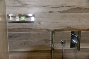 Economy Double Room, Courtyard View (Nèos) | Bathroom amenities