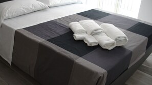 Habitación empresarial doble, vista al patio (Palaiòs) | Sábanas de algodón egipcio, ropa de cama de alta calidad y edredón 