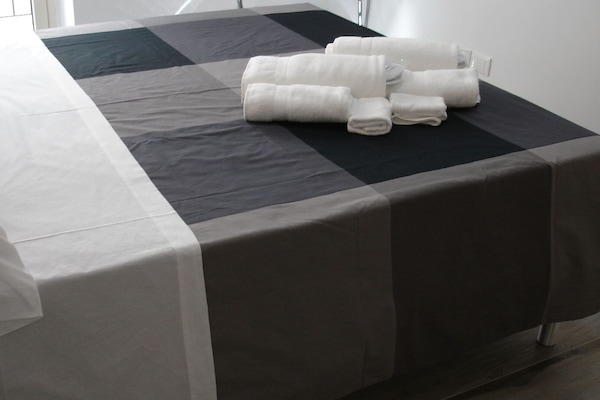Chambre Double Affaires, vue cour intĂ©rieure (PalaiĂČs) | Draps en coton Ă©gyptien, literie de qualitĂ© supĂ©rieure