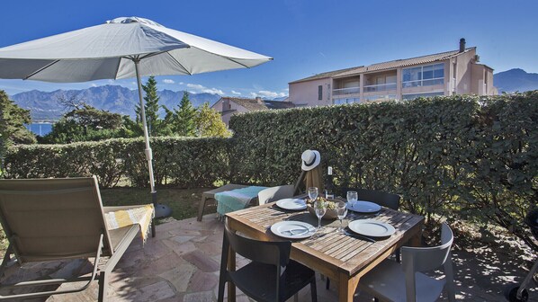 Outdoor dining - Mare, appart avec jardin et bbq, vue mer et montagne, plage et port à 2 pas (Calvi)