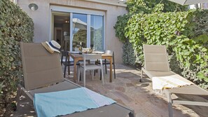 Outdoor dining - Mare, appart avec jardin et bbq, vue mer et montagne, plage et port à 2 pas (Calvi)