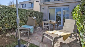 Outdoor dining - Mare, appart avec jardin et bbq, vue mer et montagne, plage et port à 2 pas (Calvi)