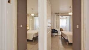 1 habitación, tabla de planchar con plancha, cuna de viaje y wifi 