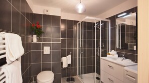 Séchoir à cheveux, serviettes fournies