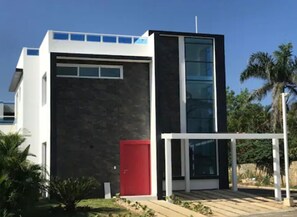 Vista frontal de la propiedad