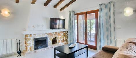TV, fireplace