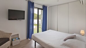 4 bedrooms, iron/ironing board, travel cot, WiFi