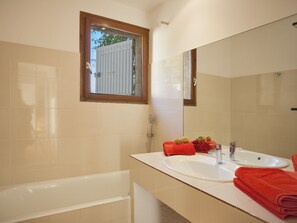 Een douche, een haardroger, handdoeken