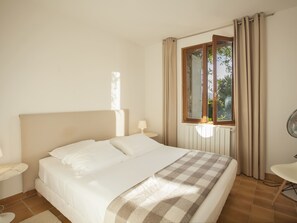 4 makuuhuonetta, silitysrauta/-lauta, vauvan matkasänky, Wi-Fi