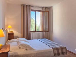 4 slaapkamers, een strijkplank/strijkijzer, reisbedje, wifi