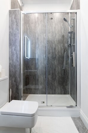 Superior Apartment, Ensuite (2 Bed Superior sleeps 5) | Bathroom - The Avenue Apartments (Leeds)