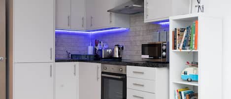 Luxury Apartment, Ensuite (2 Bed Luxury Sleeps 5 ) | Shared kitchen