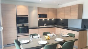 Exclusive Apartment, Ensuite, Lake View (4 Etoiles) | Shared kitchen - Appartement Laudon (Sevrier)