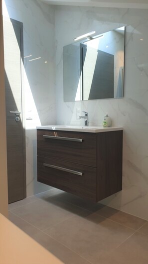 Exclusive Apartment, Ensuite, Lake View (4 Etoiles) | Bathroom