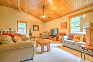 Smart TV, fireplace, video games, DVD player - Spectacular Creek-side Mountain Home with Private Trail to Panthertown Valley (Sapphire)