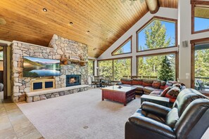 Fernseher, Kamin, Tischfußball, Arbeitsbereiche