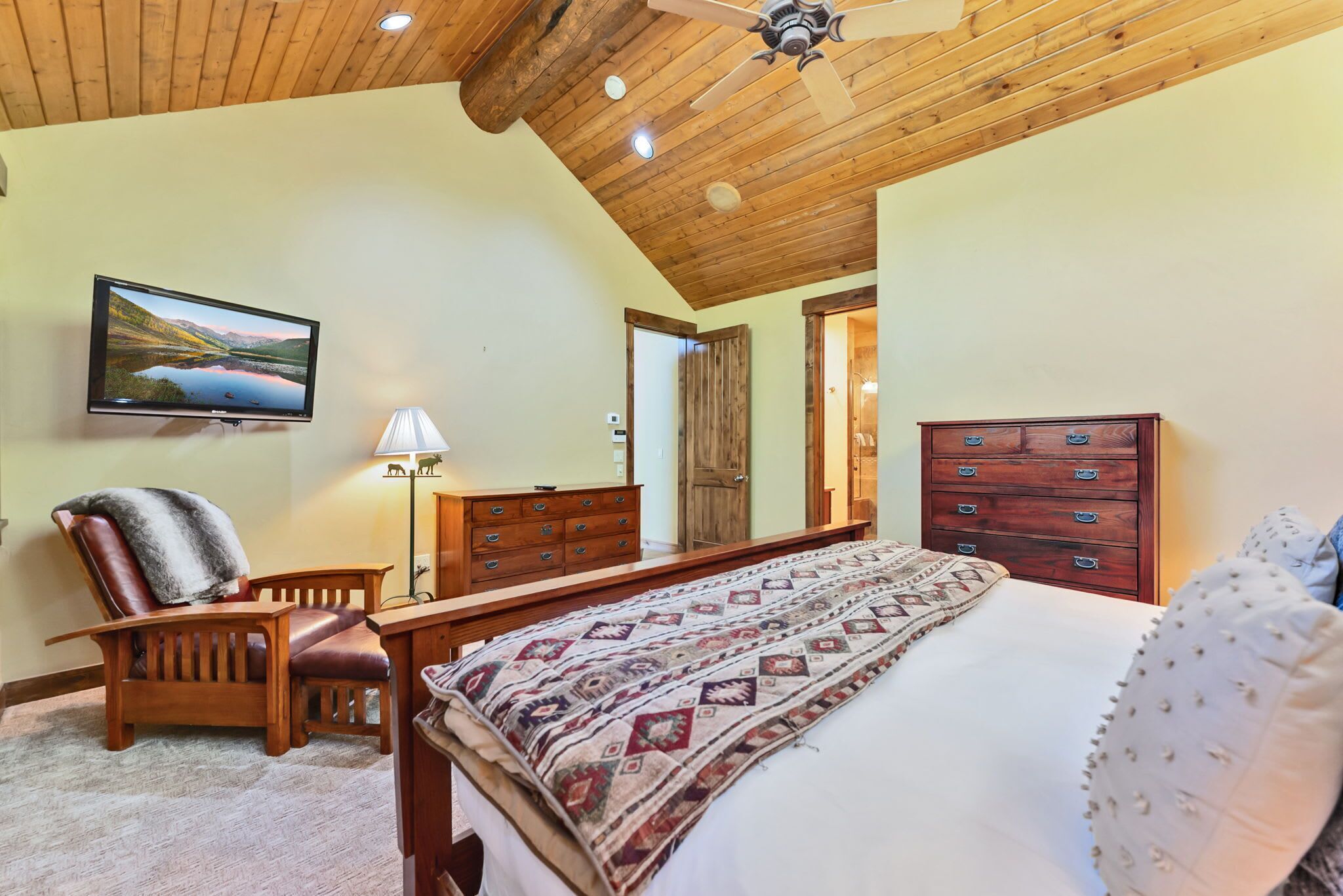 4 quartos, escrivaninha, ferros/tábuas de passar roupa, Wi-Fi