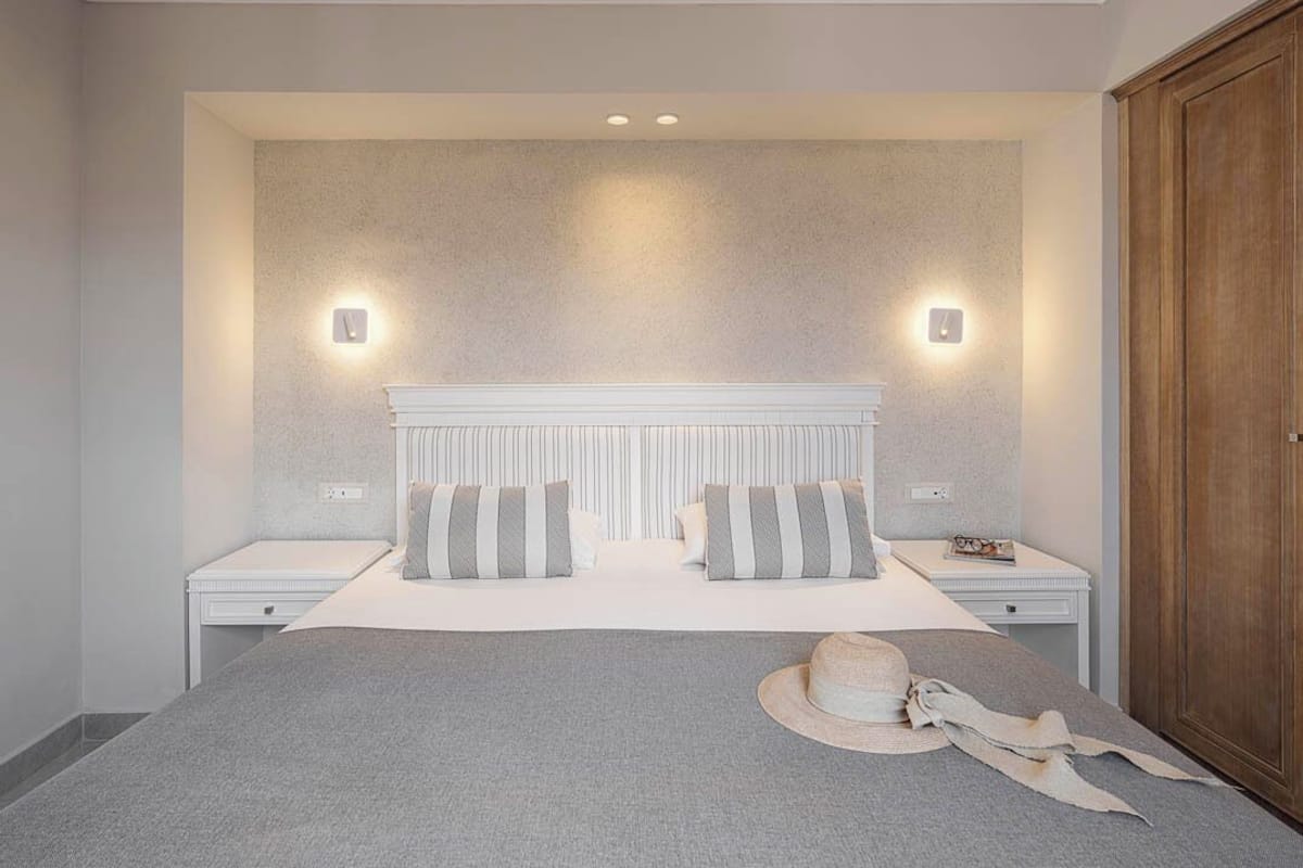 Egyptian cotton sheets, premium bedding, down duvets, pillow-top beds