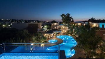 프리미엄 아파트, 전용 수영장 | 수영장 | 2 개의 야외 수영장, 수영장 파라솔, 일광욕 의자