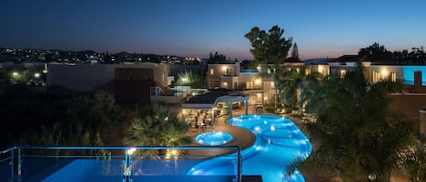 Premium-Apartment, eigener Pool | Pool | 2 Außenpools, Sonnenschirme, Liegestühle