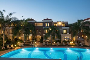 2 piscinas al aire libre, sombrillas, sillones reclinables de piscina