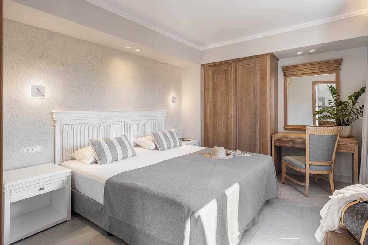 Premium Apartment, Private Pool | Egyptian cotton sheets, premium bedding, down duvets, pillow-top beds