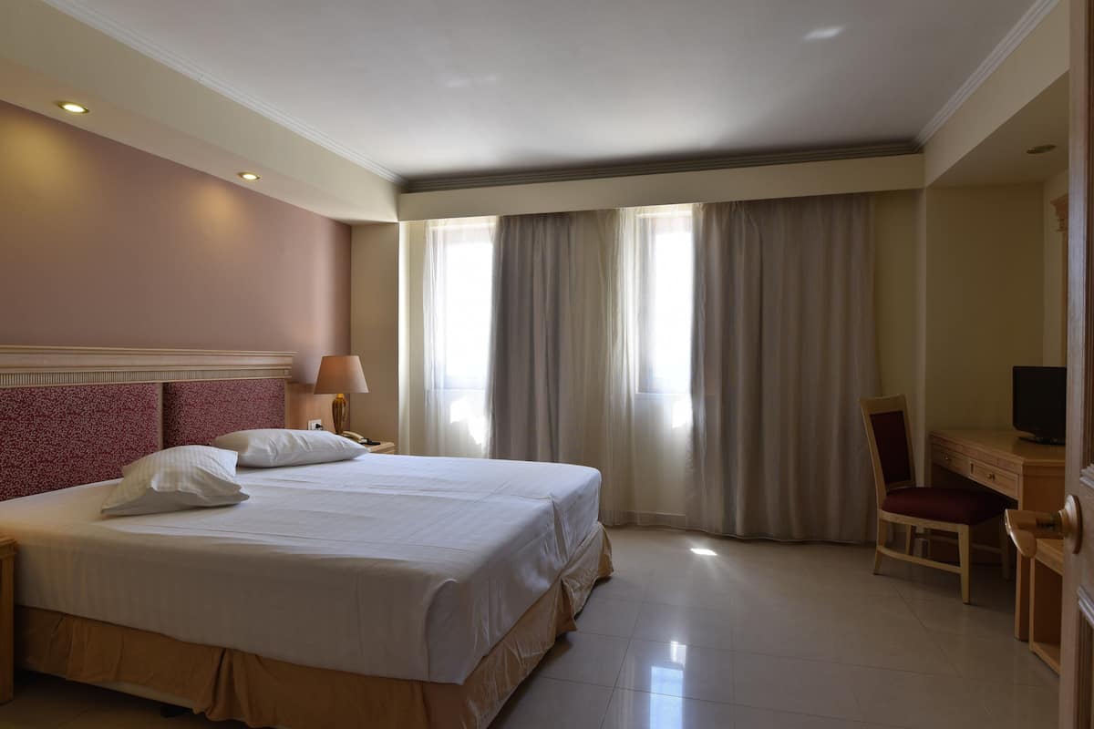 1 bedroom, Egyptian cotton sheets, premium bedding, down comforters
