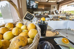 Desayuno buffet diario (EUR 13 por persona)