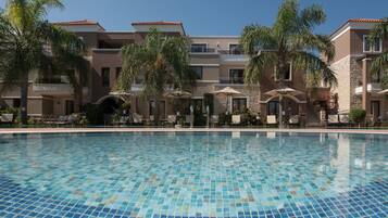 2 つの屋外プール、プール パラソル、サンラウンジャー