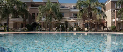 2 albercas al aire libre, sombrillas en la alberca y camastros