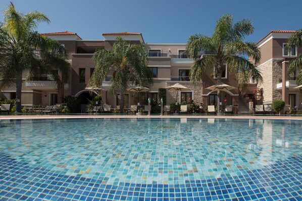 2 piscinas al aire libre, sombrillas, sillones reclinables de piscina