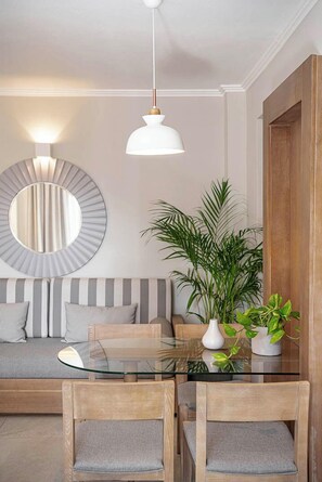 Deluxe-studio, näköala uima-altaalle | Egyptinpuuvillaiset lakanat, ylelliset vuodevaatteet, untuvapeitot