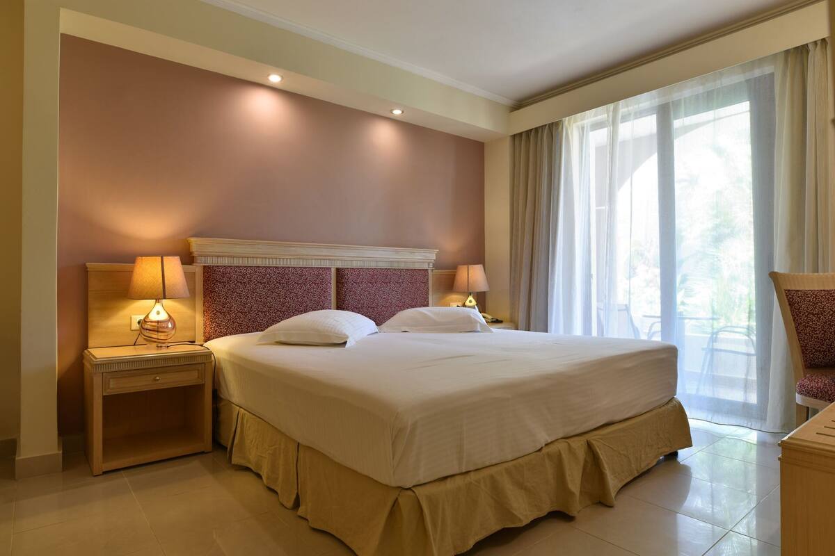 1 bedroom, Egyptian cotton sheets, premium bedding, down comforters