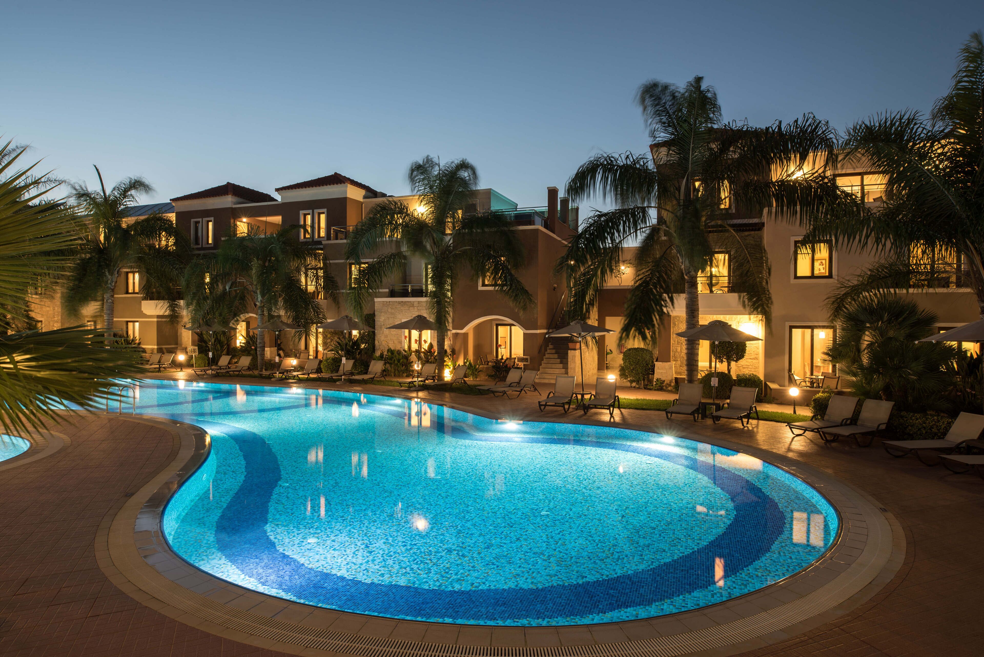 2 piscinas externas, guarda-sóis, espreguiçadeiras