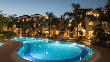 2 개의 야외 수영장, 수영장 파라솔, 일광욕 의자