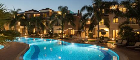 2 Außenpools, Sonnenschirme, Liegestühle