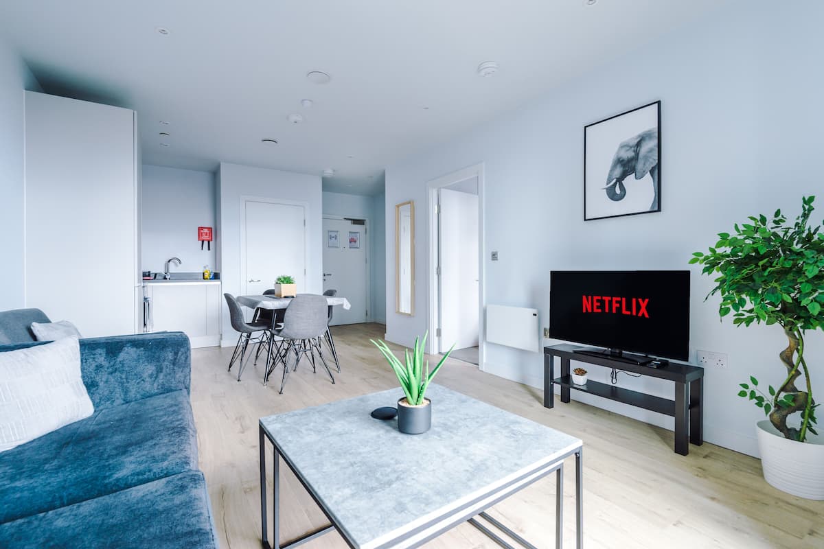 Leilighet – deluxe, 1 soverom, byutsikt | Oppholdsområde | En 40-tommers Flatskjerm-TV med digitale kanaler samt smart-TV