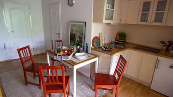 Fridge, oven, stovetop, coffee/tea maker