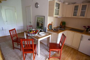 Refrigerador, horno, parrilla de estufa y cafetera y tetera 
