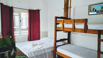 1 quarto, escrivaninha, ferros/tábuas de passar roupa, Wi-Fi de cortesia