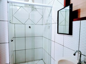 Ducha, secador de pelo, toallas y jabón