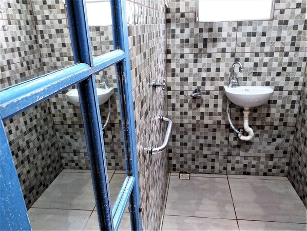 Secador de pelo, toallas, jabón, shampoo