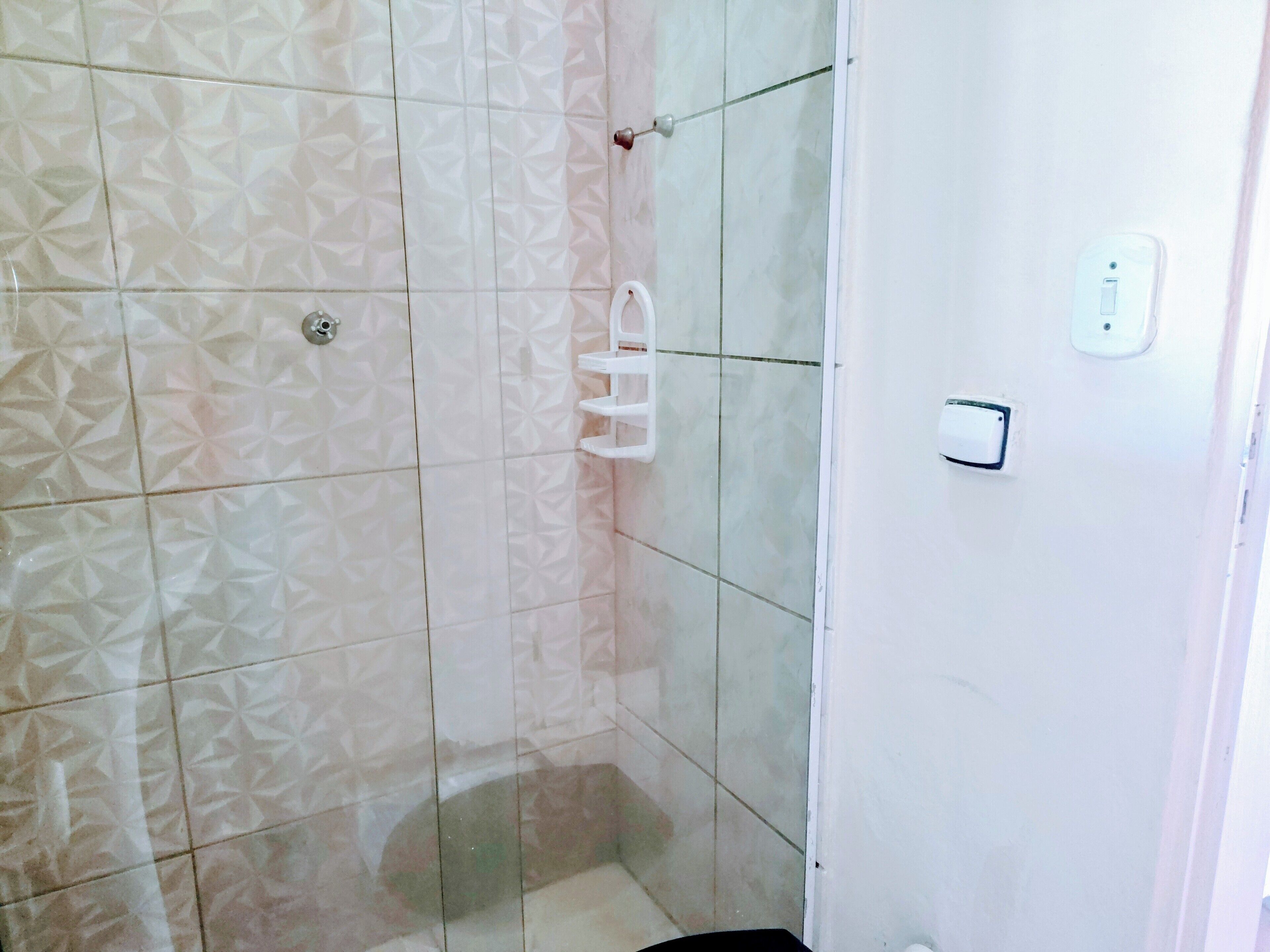 Hiustenkuivaaja, pyyhkeet, saippua, vessapaperi