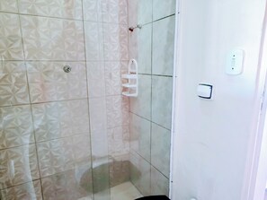 Secador de cabelo, toalhas de banho, sabonete, papel higiênico