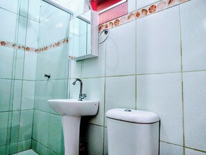 吹风机、毛巾、肥皂、卫生纸