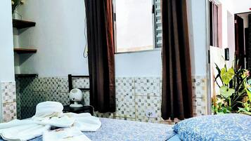 1 quarto, escrivaninha, ferros/tábuas de passar roupa, Wi-Fi de cortesia