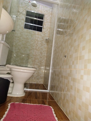 Shower, hair dryer, towels, toilet paper - - Sute Para Casal Proximo ao mar Esmeralda (São Sebastião)