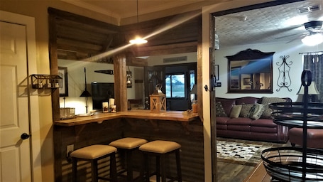 Interior. SOUTH FORK INN, RANCH HOME,SLEEPS 15, DOWN THE ROAD FROM SILOS, HUGE YARD!!